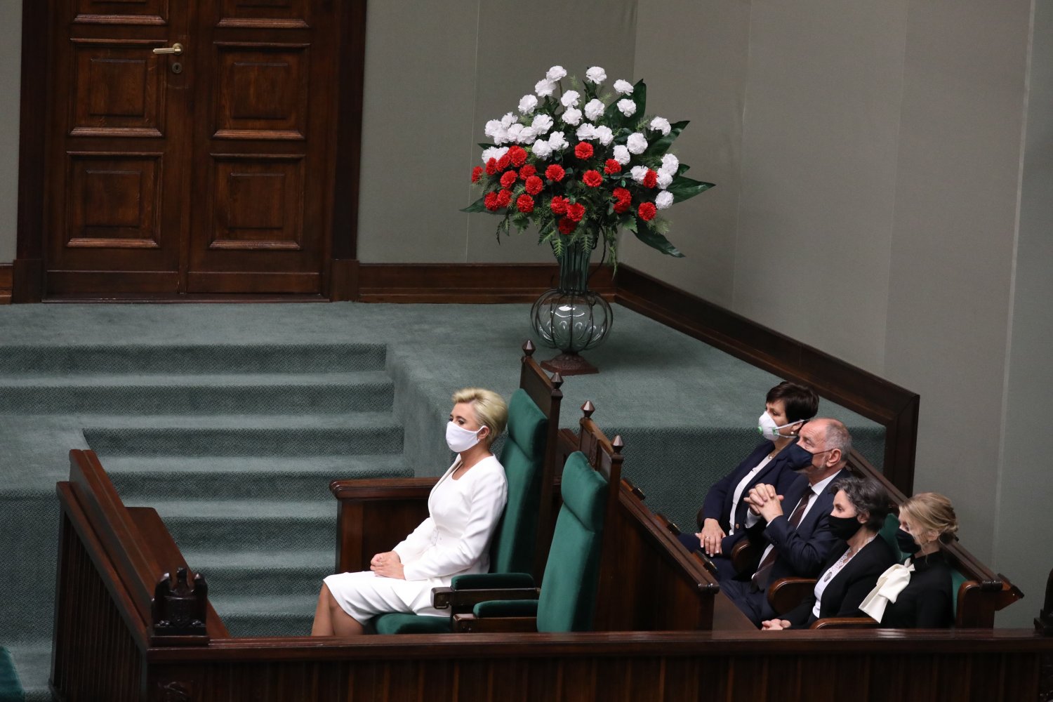 Podwyżki pensji dla posłów oraz wynagrodzenie dla Pierwszej Damy - nad taką ustawą debatowano 13 sierpnia wieczorem w Sejmie.