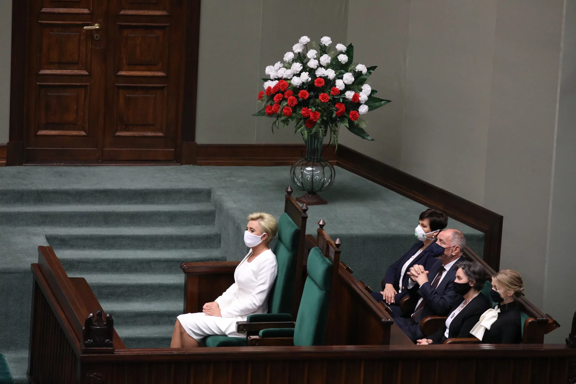 Podwyżki pensji dla posłów oraz wynagrodzenie dla Pierwszej Damy - nad taką ustawą debatowano 13 sierpnia wieczorem w Sejmie.