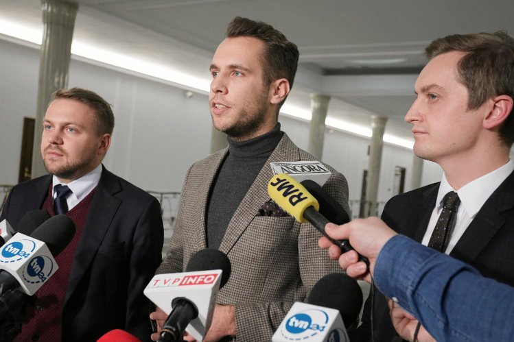 Jak posłowie nazywają autorów "ustawy kagańcowej"?