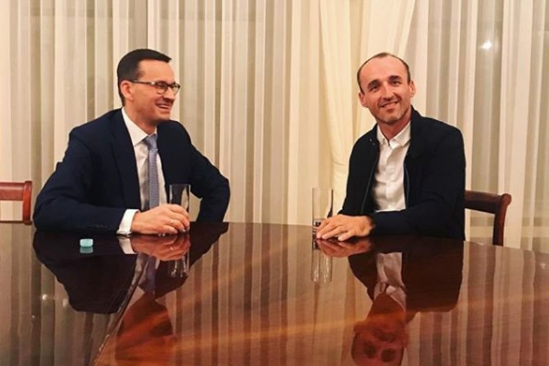 Premier Mateusz Morawiecki po upublicznieniu taśm spotkał się z Robertem Kubicą. Uścisk dłoni i zapewnienie "jedziemy dalej".