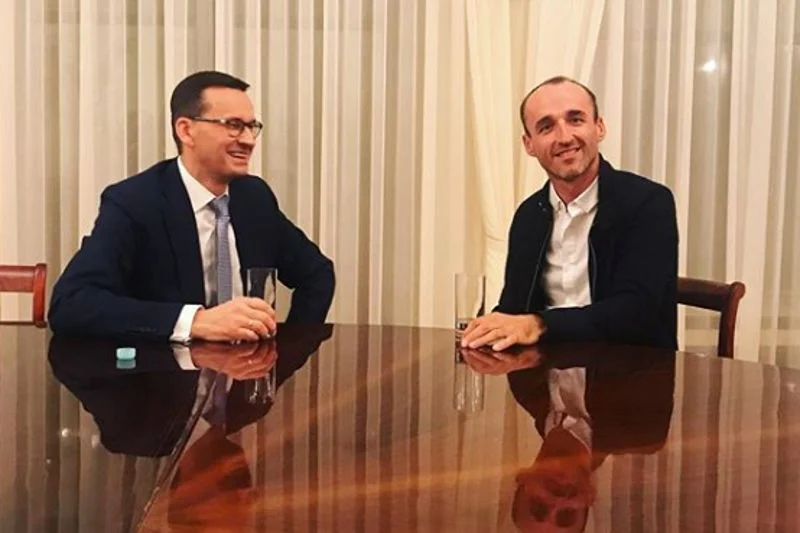 Premier Mateusz Morawiecki po upublicznieniu taśm spotkał się z Robertem Kubicą. Uścisk dłoni i zapewnienie "jedziemy dalej".