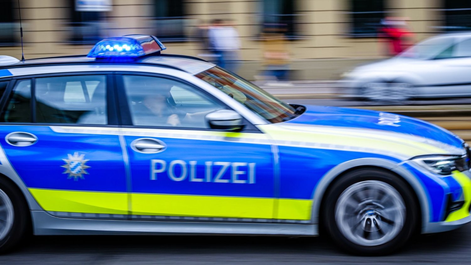 Czworo nastolatków pobiło 13-latka. Młotkami awaryjnymi z autobusu niemiecka policja
