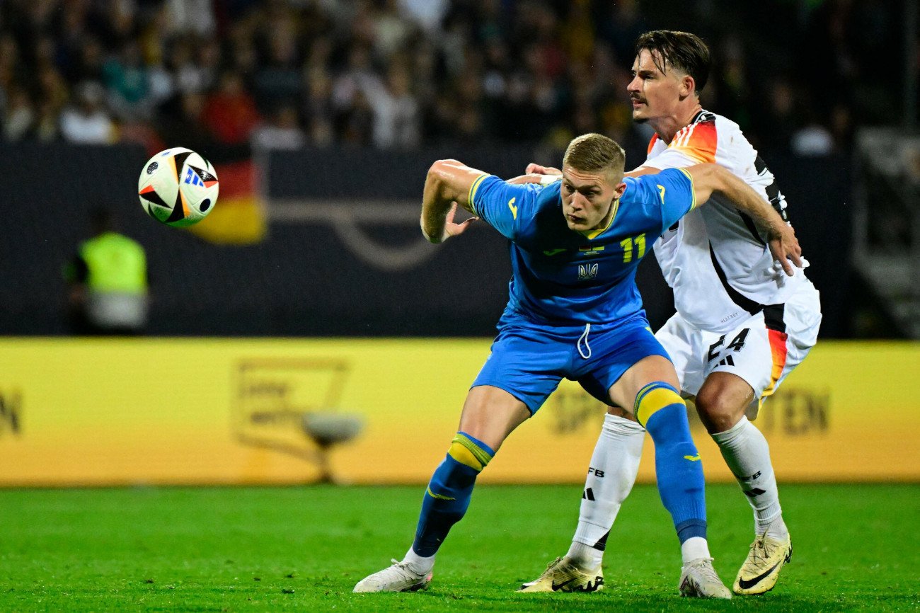 Artem Dowbyk (w niebieskiej koszulce) strzelił w tym sezonie w lidze hiszpańskiej więcej goli niż Robert Lewandowski.