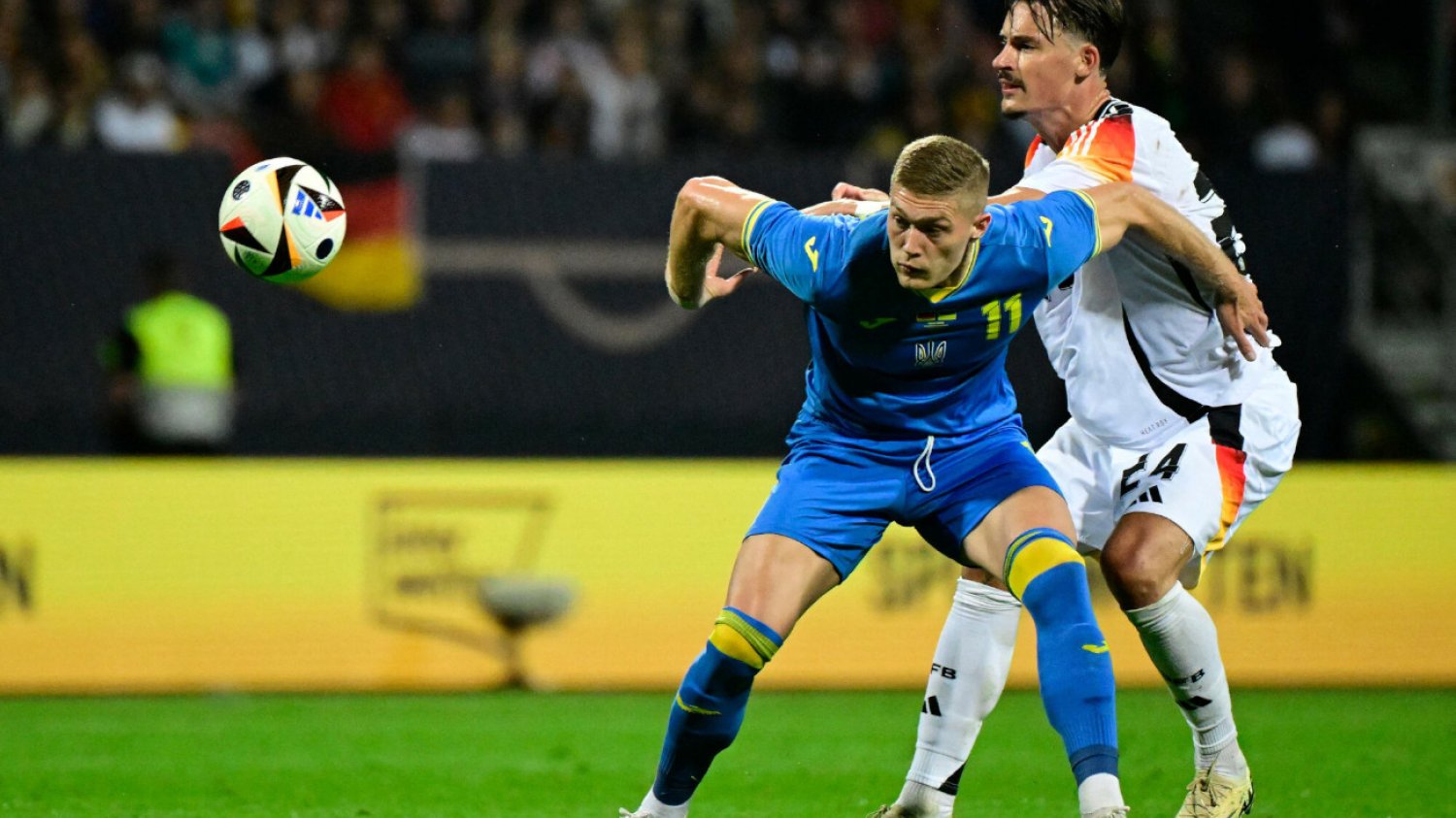 Artem Dowbyk (w niebieskiej koszulce) strzelił w tym sezonie w lidze hiszpańskiej więcej goli niż Robert Lewandowski.