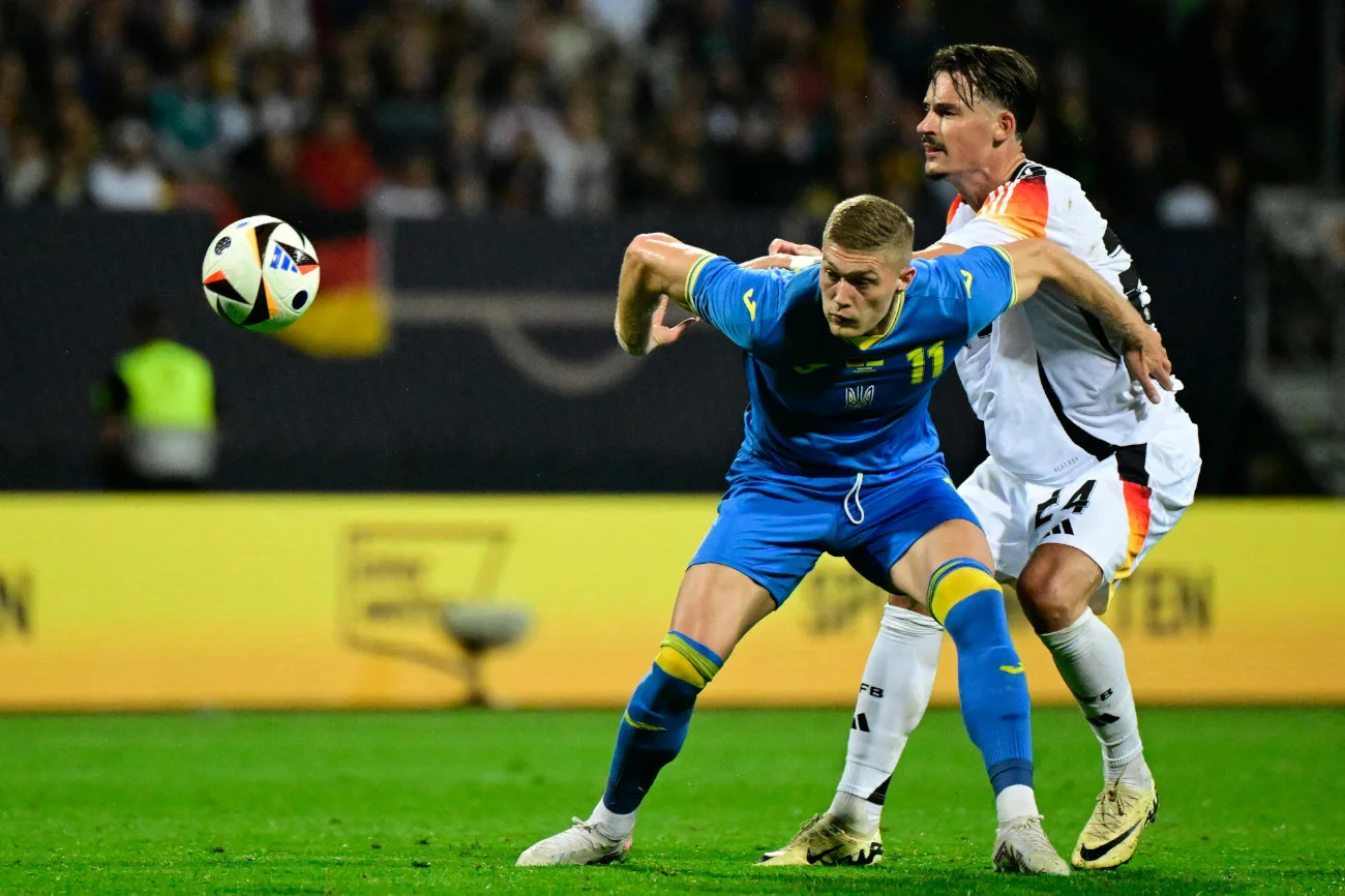 Artem Dowbyk (w niebieskiej koszulce) strzelił w tym sezonie w lidze hiszpańskiej więcej goli niż Robert Lewandowski.