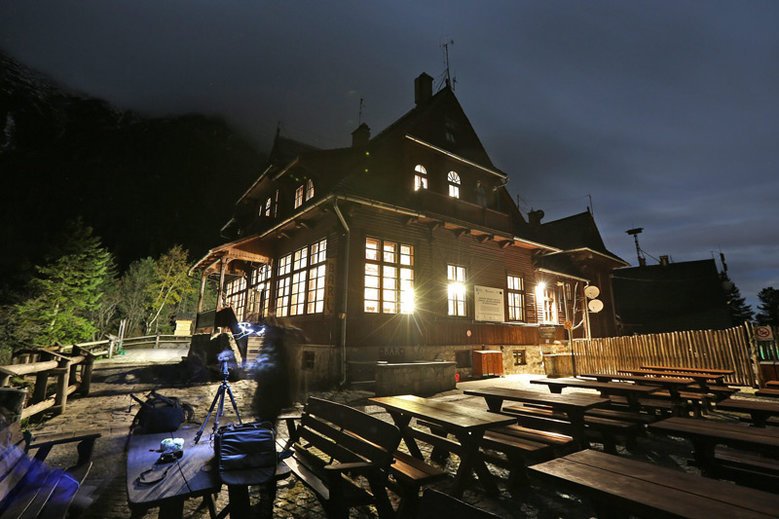 Schronisko nad Morskim Okiem wywiesiło kartkę z ostrzeżeniem, że po zmroku... robi się ciemno. Ale nie uprzedzono "turystów", że może zabraknąć sań, by wrócić na dół.