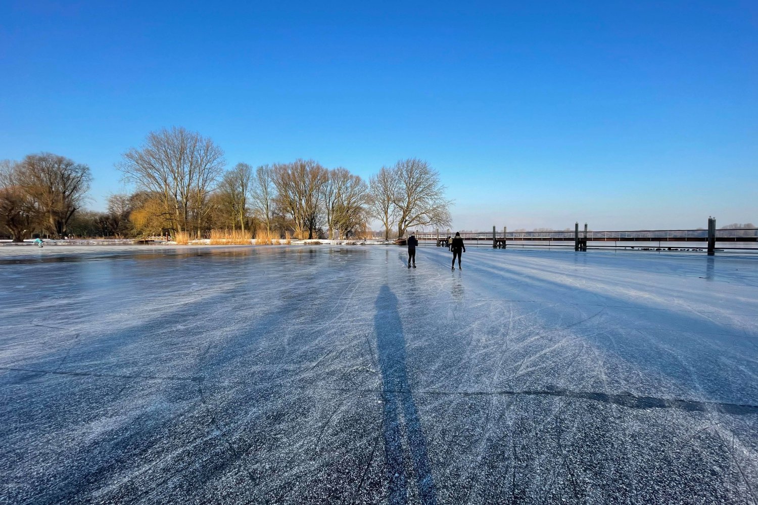 Takiej zimy w Królestwie Niderlandów nie było od dawna. Zamarznięte kanały przyciągnęły tłumy.