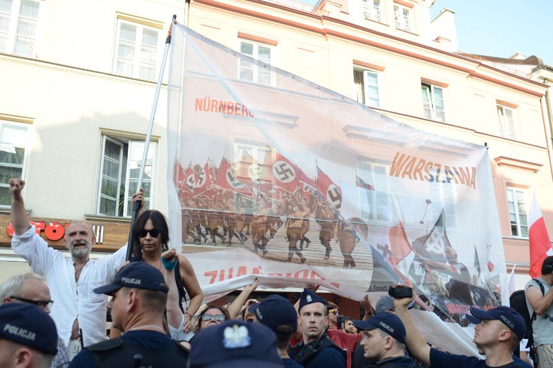 Obywatele RP na trasie przemarszu organizowanego przez ONR ulicami stolicy w 74. rocznicę wybuchu Powstania Warszawskiego.