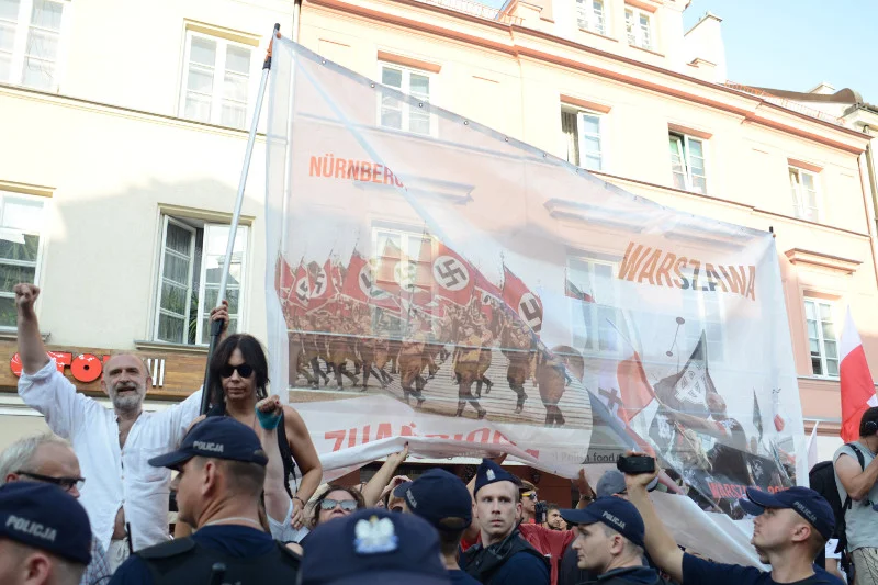 Obywatele RP na trasie przemarszu organizowanego przez ONR ulicami stolicy w 74. rocznicę wybuchu Powstania Warszawskiego.