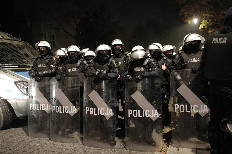 Policjanci mają pilnować domów i biur polityków PiS.