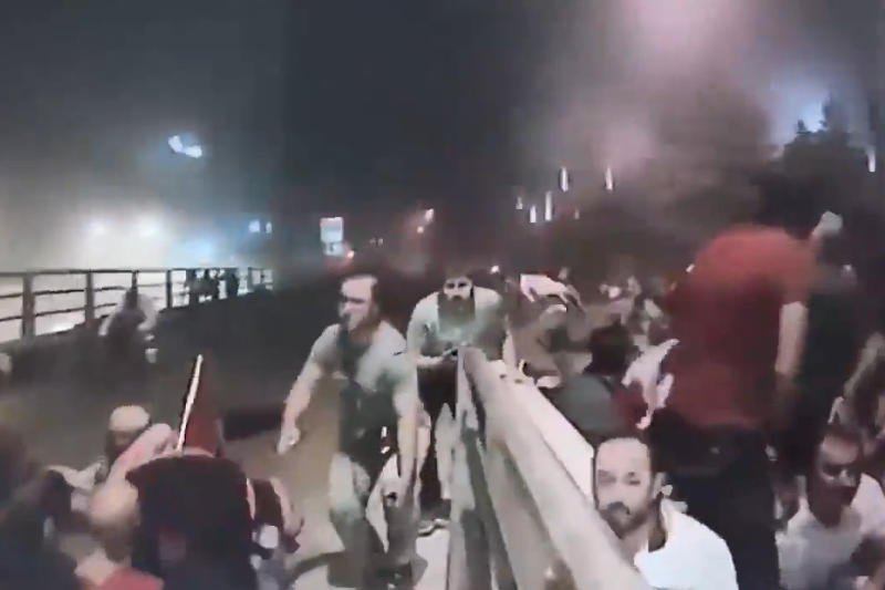 Bezbronni mieszkańcy Turcji uciekają przed ostrzałem z helikopterów.