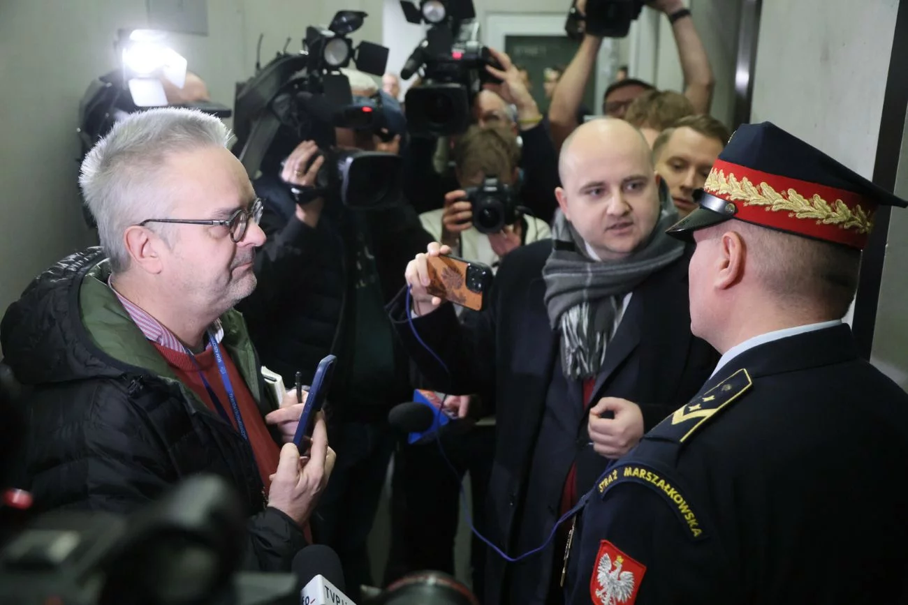 Afera w Sejmie. Dziennikarz wytrącił telefon z ręki politykowi PiS. Wojciech Czuchnowski starł się z Mateckim z PiS. Wytrącił mu telefon z ręki.