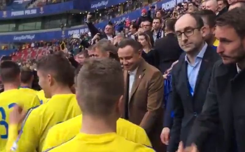 Prezydent Andrzej Duda gratuluje piłkarzom Arki Gdynia