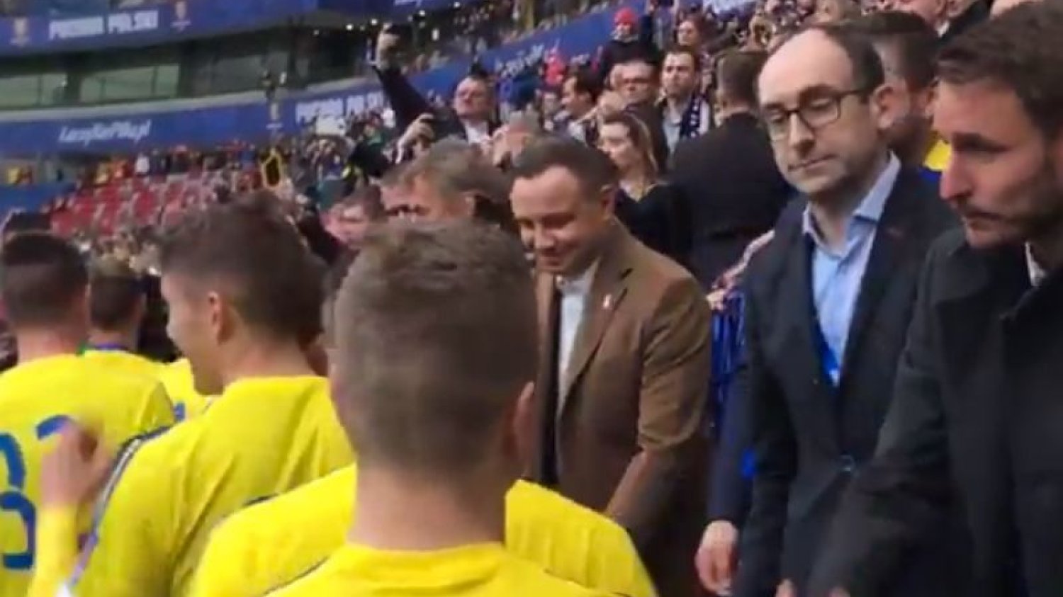 Prezydent Andrzej Duda gratuluje piłkarzom Arki Gdynia