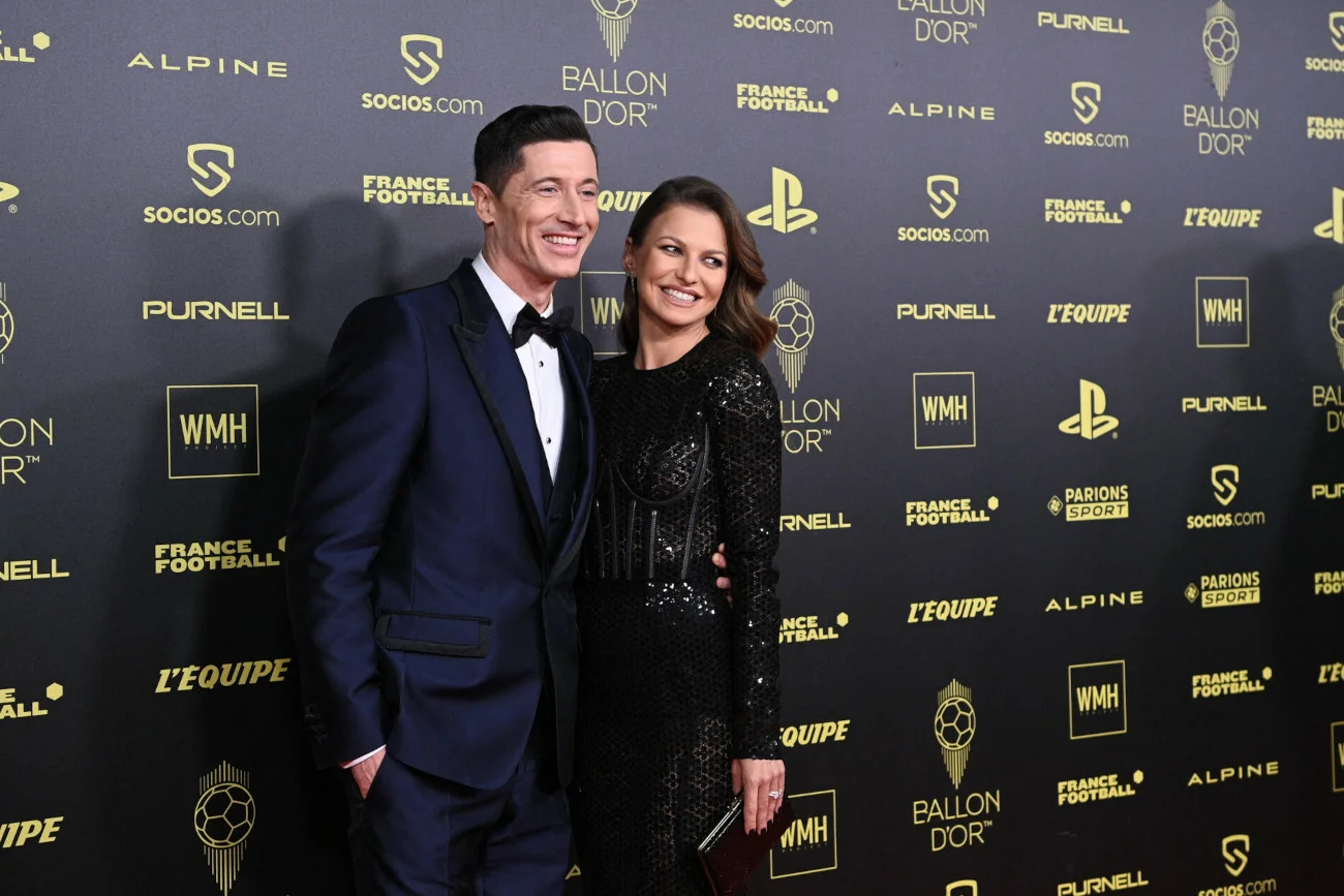 Anna i Robert Lewandowscy błyszczeli na ściance przed rozpoczęciem gali wręczenia Złotej Piłki w Paryżu.