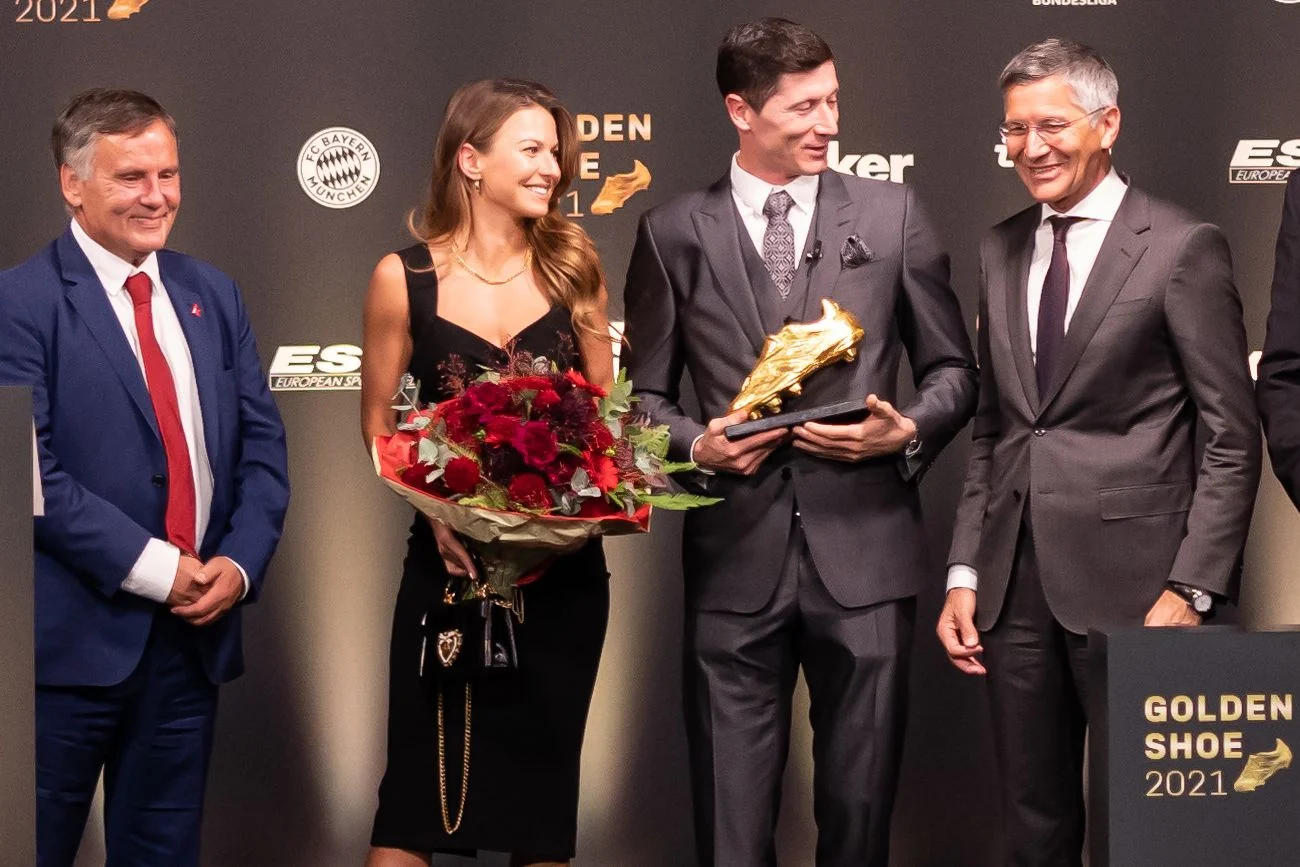 Robert Lewandowski z żoną odbierają Złotego Buta dla najlepszego strzelca sezonu