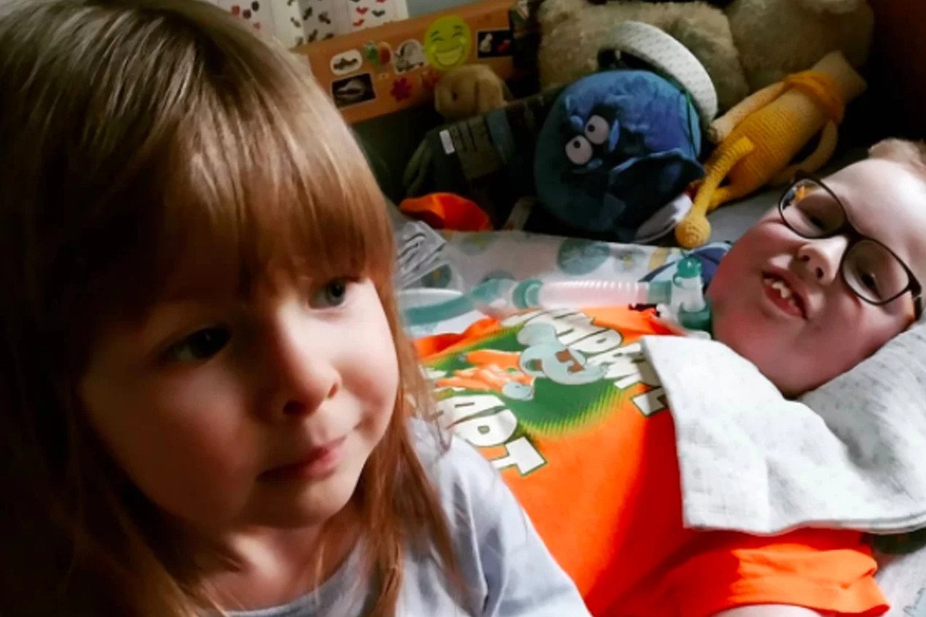 Jaśmina i Antek to rodzeństwo. Oboje chorują na SMA1. Jednak postęp medycyny sprawił, że Jaśmina, dzięki terapii genowej, nie ma objawów choroby.