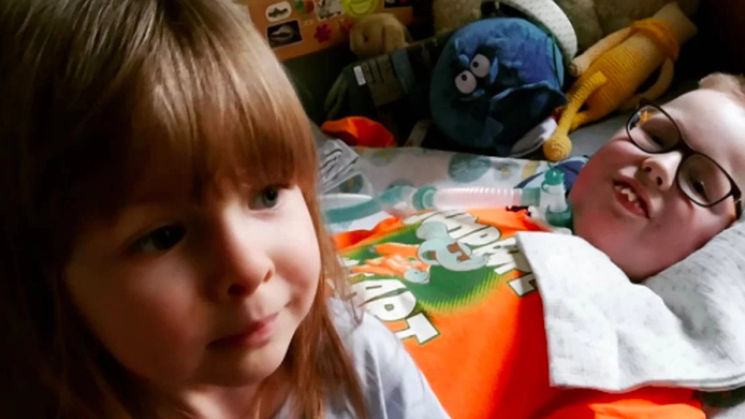 Jaśmina i Antek to rodzeństwo. Oboje chorują na SMA1. Jednak postęp medycyny sprawił, że Jaśmina, dzięki terapii genowej, nie ma objawów choroby.