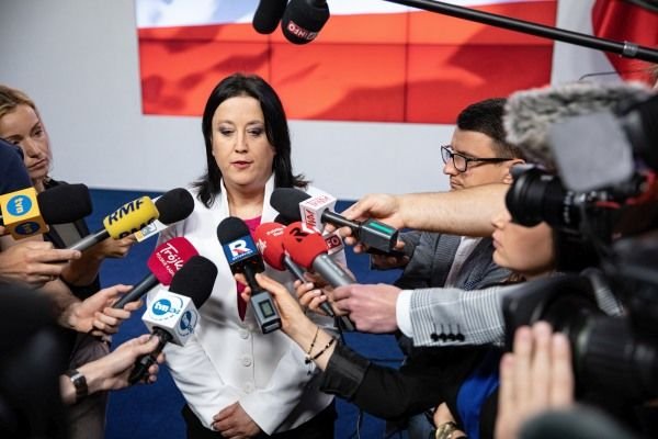 Rzeczniczka PiS kolejny raz uraczyła obywateli suchym komunikatem po spotkaniu kierownictwa PiS.