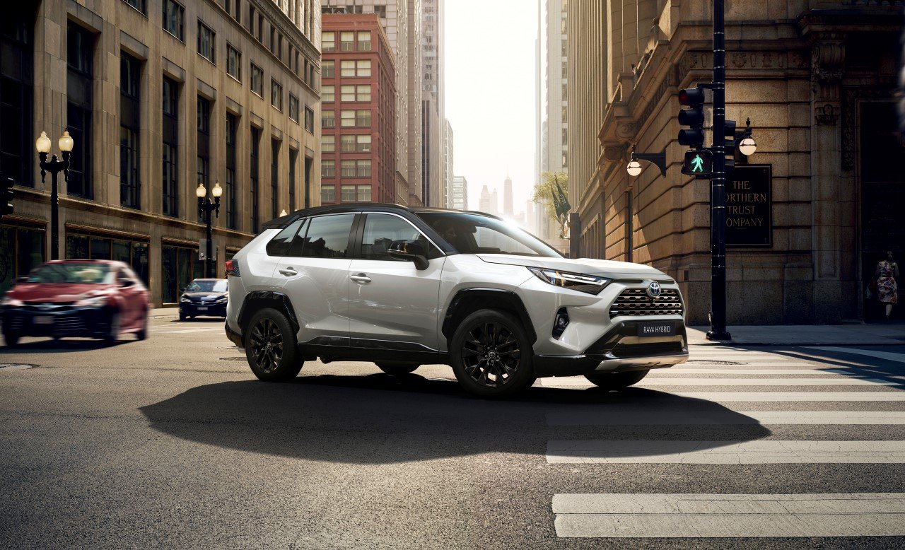 Toyota RAV4 Hybrid 2025: niezawodny SUV dostepny od ręki