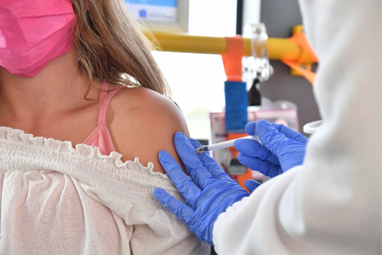 Dyrektor Zespołu Szkolno-Przedszkolnego w Osięcinach chciała nagradzać uczniów za zaszczepienie.