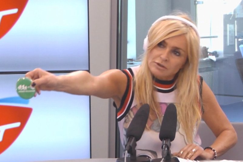 Monika Olejnik przypięła plakietkę "Uchodźcy mile widziani". Mastalerek z PiS ją przyjął. I schował