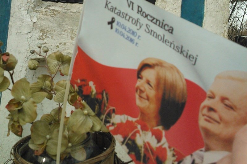 Na szczęście flaga z kapliczki w Radziejowicach nie jest nowym symbolem narodowym, o którym dyskutują senatorowie. W niektórych przypadkach, aż prosi się o zastosowanie "paragrafu".