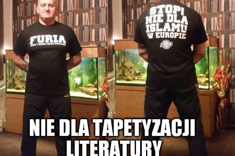 Marian Kowalski ma fikcyjną biblioteczkę