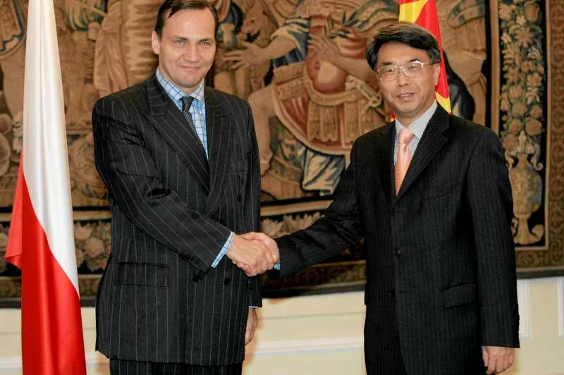 Spotkanie Radosława Sikorskiego z ambasadorem nadzwyczajnym Chin w Polsce Sun Rongmin w październiku 2009 roku