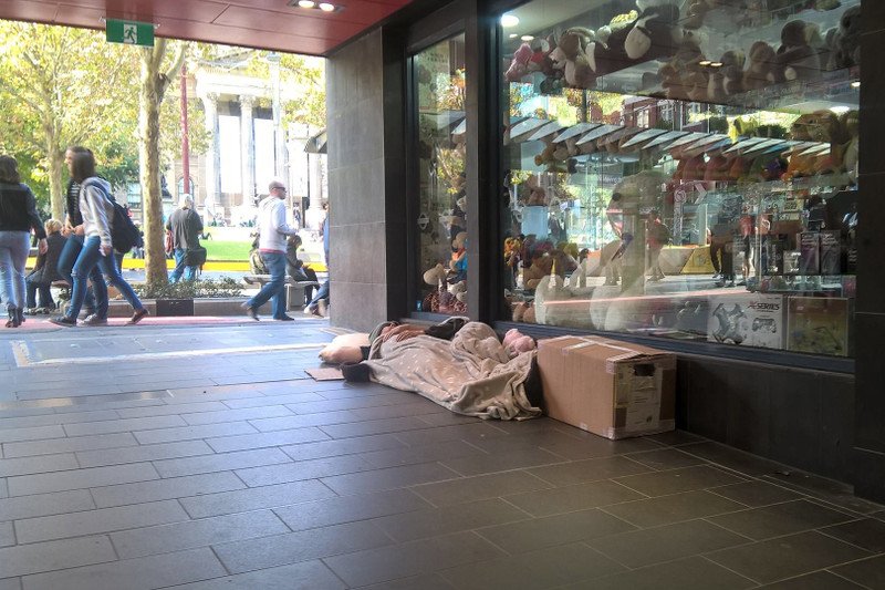 Bezdomni w Melbourne. To plaga tego australijskiego miasta.
