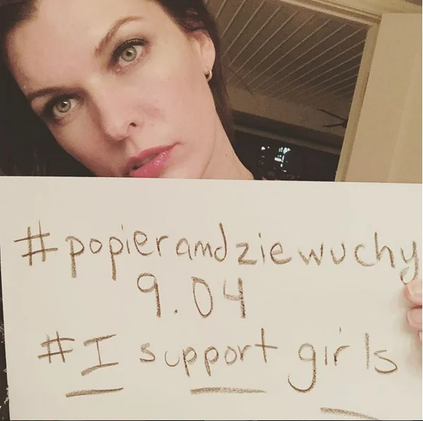 W ciągu kilku godzin zdjęcie Jovovich z poparciem dla protestów kobiet w Polsce polubiły na Instagramie dziesiątki tysięcy osób.