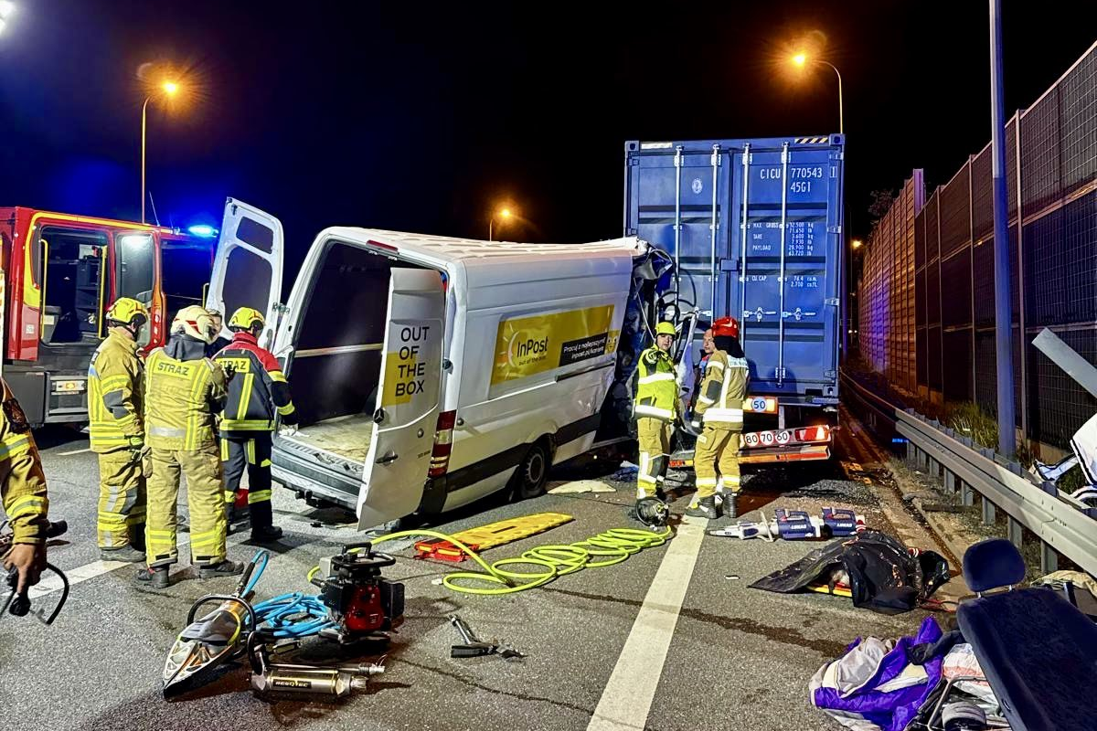 Koszmarny wypadek pod Warszawą, bus uderzył w zaparkowaną ciężarówkę. 5 osób nie żyje