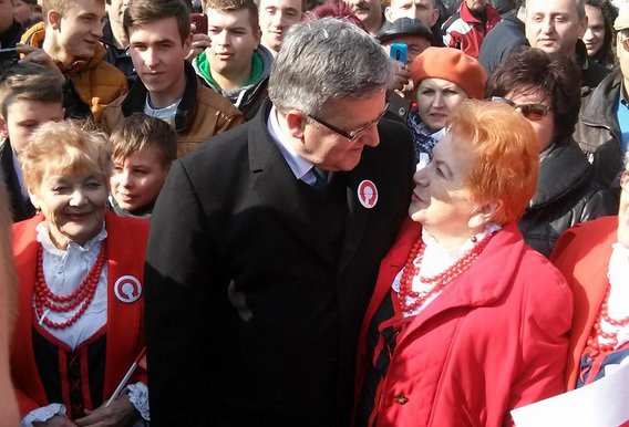 Prezydent Bronisław Komorowski krytykuje swoich przeciwników za obietnice bez pokrycia.