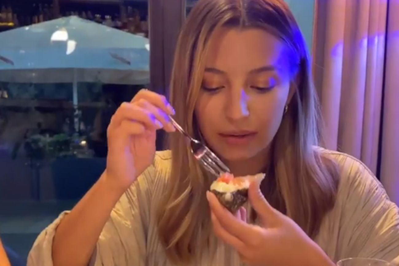 Julia Wieniawa zachwala ostrygi w lokalu, w którym Anna Mucha narzekała na obiad za 700 zł.