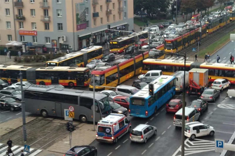 Internauci się śmieją, a kierowcy złoszczą i przyznają, że takie sytuacje to w tym miejscu codzienność.