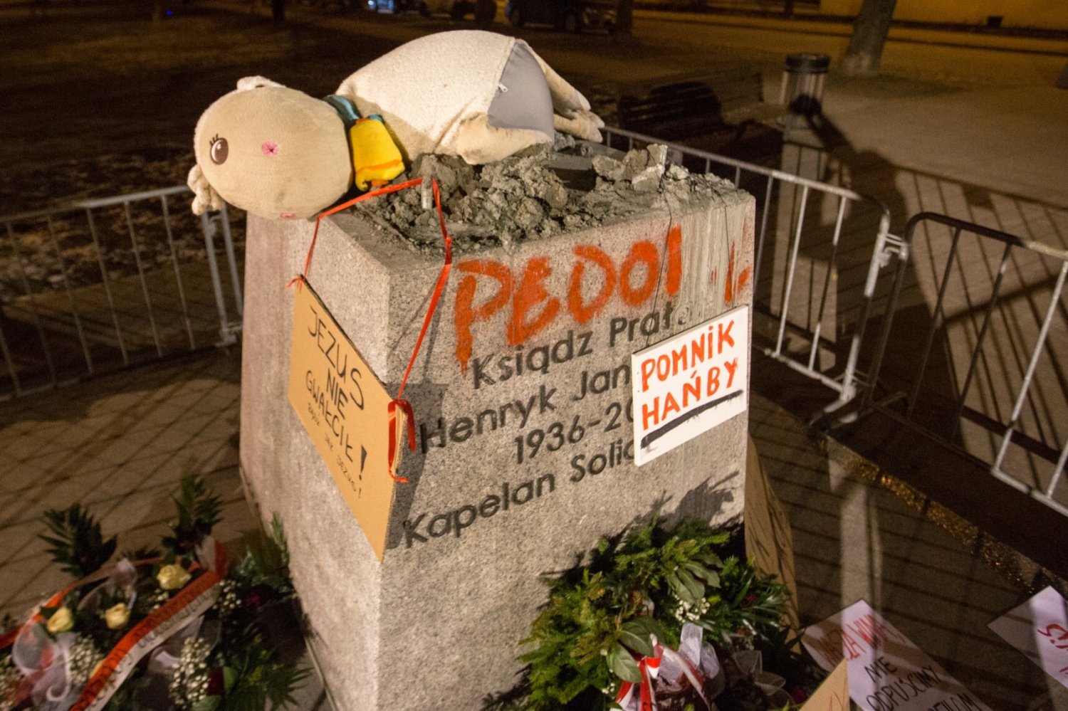 Obalony w lutym 2019 roku pomnik ks. Henryka Jankowskiego.