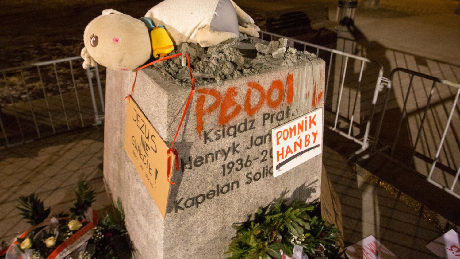 Obalony w lutym 2019 roku pomnik ks. Henryka Jankowskiego.