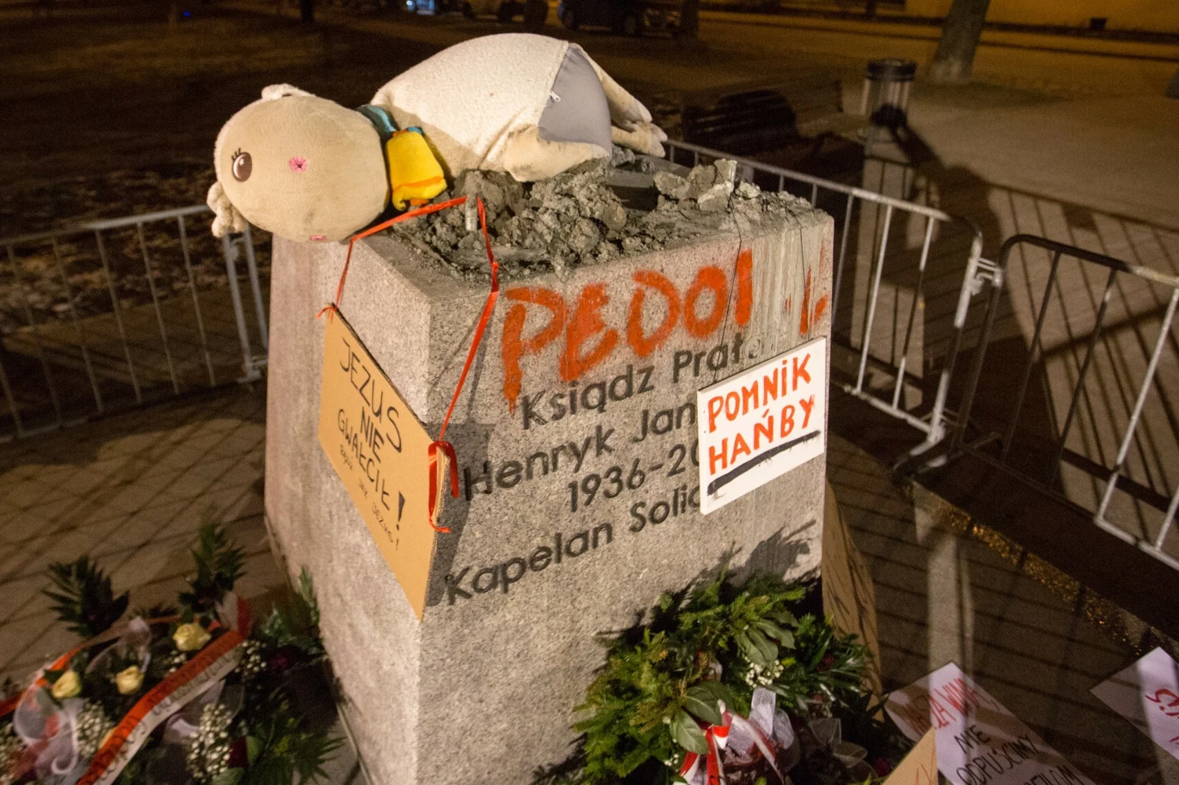 Obalony w lutym 2019 roku pomnik ks. Henryka Jankowskiego.