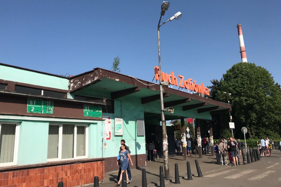 Kopalnia Zofiówka w Jastrzębiu Zdroju. Ratownicy ruszyli po siedmiu górników, którzy zostali 900 metrów pod ziemią.