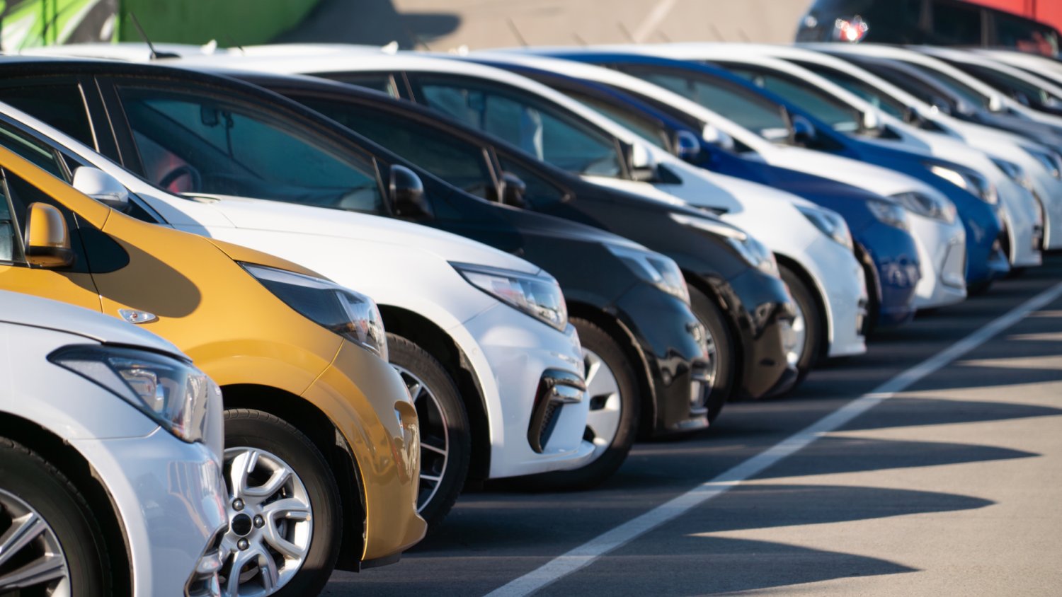 Nowy raport pokazuje, że kolor przy zakupie używanego auta ma znaczenie. I nie, nie chodzi o biały