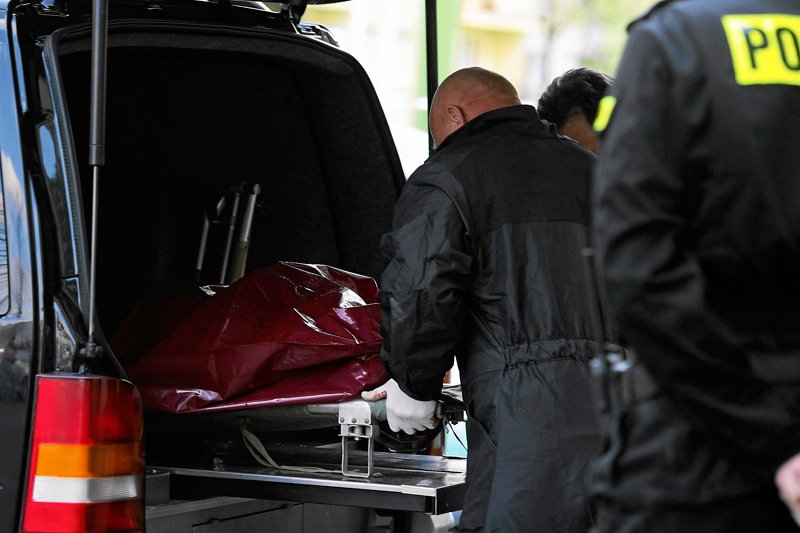 Makabryczną odkrycie na krakowskim Kazimierzu. W jednym z mieszkań przy ul. Estery odnaleziono zmasakrowane zwłoki młodej kobiety i zwłoki mężczyzny, na których w oczy rzucały się zakrwawione dłonie.