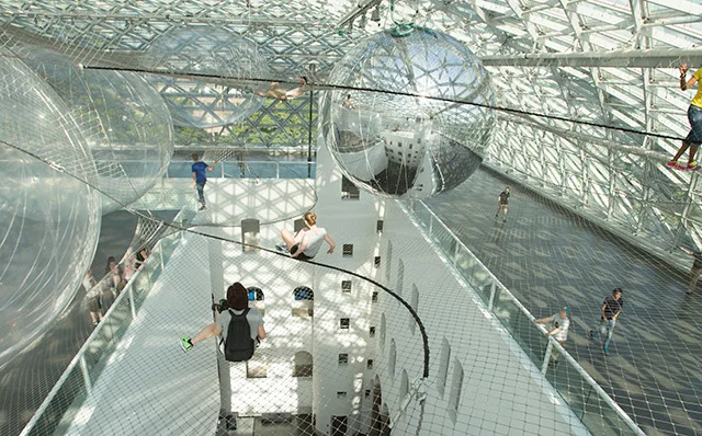 Instalacja ,,In Orbit" Tomása Saraceno.