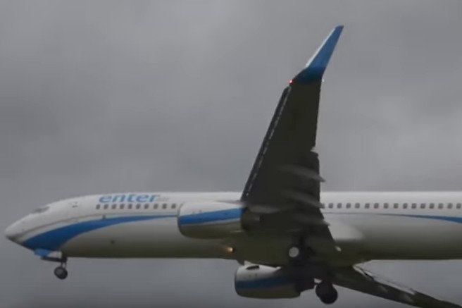 Lądowanie polskiego samolotu było rejestrowane przez osobę na lotnisku i pasażera maszyny.