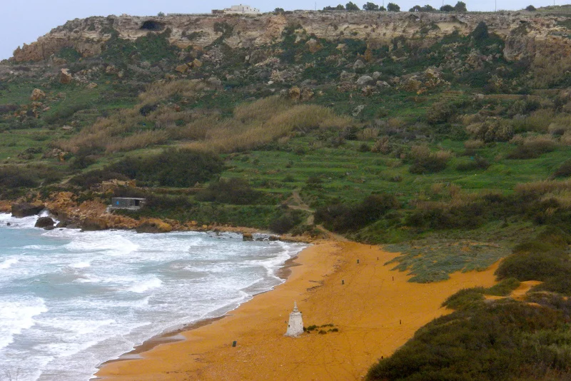 Ramla Bay, zatoka Gozo, z Plażą Czerwonego Piasku