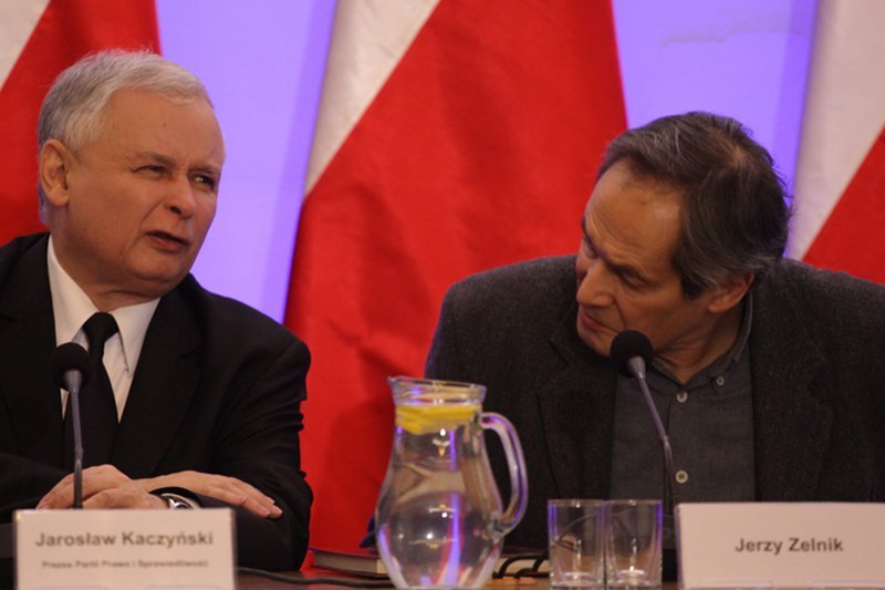 Jerzy Zelnik mino grzechów przeszłości należy do ulubieńców Jarosława Kaczyńskiego. Czy to przez niezachwiana wiarę w zamach  na prezydencki samolot?