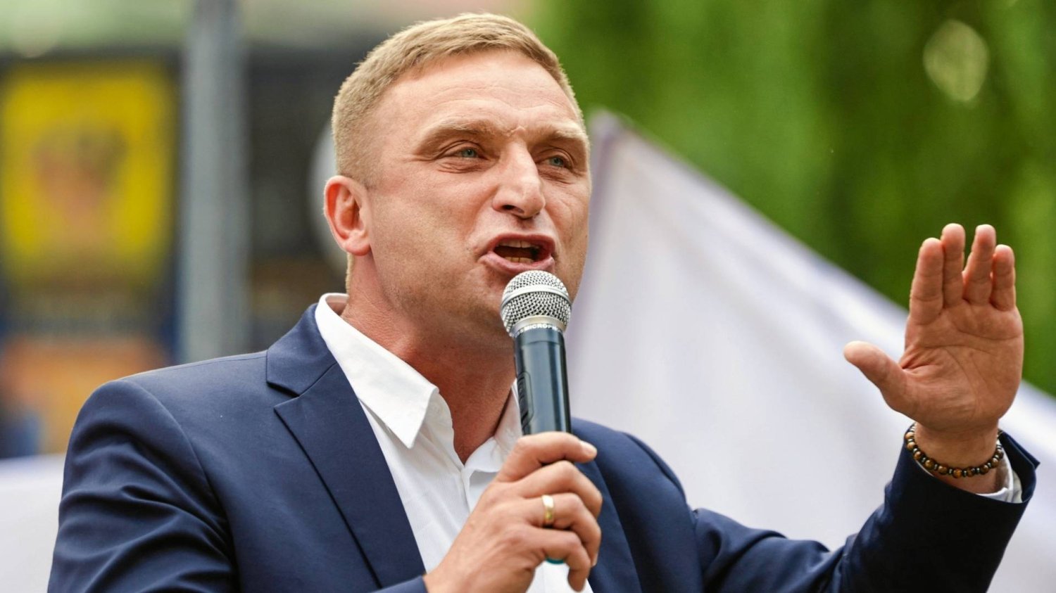 Bąkiewicz wygłosił przemowę na marszu PiS w Warszawie. Bąkiewicz wygłosił przemowę na marszu PiS w Warszawie.