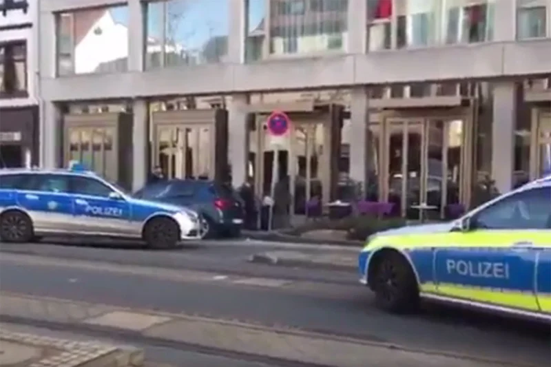Mężczyzna wjechał w grupę ludzi przechodzących na chodniku przed centrum handlowym w Niemczech.