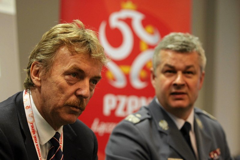 Policja chce, aby mecze ekstraklasy odbywały się bez kibiców gości. Na zdjęciu Prezes PZPN Zbigniew Boniek i Komendant Główny Policji gen. Marek Działoszyński