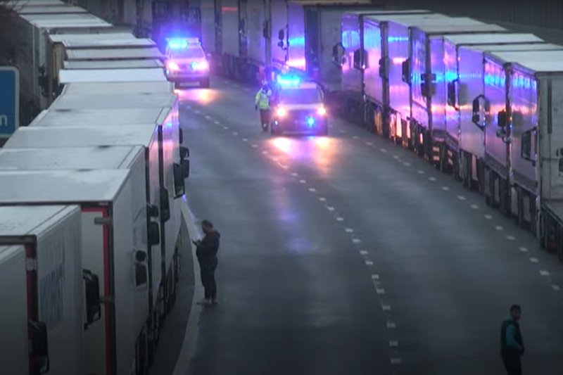 W brytyjskim Dover wielu polskich kierowców utknęło z powodu nowych restrykcji związanych z epidemią.