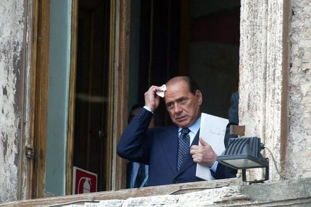 Berlusconi czuje się dobrze i nie ma gorączki. Silvio Berlusconi w szpitalu. Ma koronawirusa.